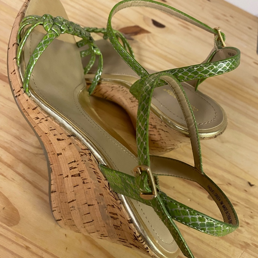 Daisy Fuentes Green Strappy Wedge-heeled Sandals with Cork Decor